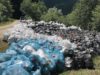 Українці прибирали засмічене пляшками Вільшанське водосховище