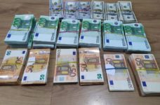 Українка з паспортом РФ їхала в Польщу у жилеті, «нафаршированому» валютою