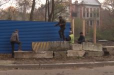 На скандальному будівництві у Брюховичах знесли паркан забудовника