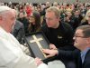 Мер Львова подарував Папі Римському хрест із осколком російської ракети