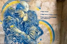 Французький вуличний художник намалював у Львові прощання прикордонника з коханою