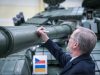Прем’єр Чехії підписав танк, який передають Україні