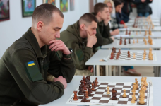 Як у Львові одночасно грали в шахи для ЗСУ. Фото