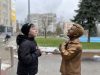 Дитина чекає тата: біля лікарні у Львові відкрили нову скульптуру