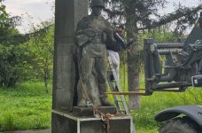 На Львівщині знесли ще два радянські пам’ятники