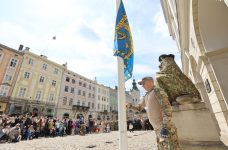 Захисник з біонічним протезом підняв прапор Львова: як місто відзначає своє 767-річчя