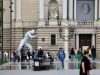 У центрі Львова встановили скульптуру, яка «тримає» оперний театр