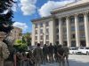 У Житомирі біля суду військові вимагають справедливого покарання для рекетирів