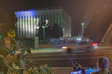 Російське посольство в США спроєктувало на фасаді символи війни проти України