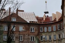 На Стрийській завершують відбудову будинків, зруйнованих ракетним ударом Росії