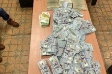 Під час обшуків у ексголови ВЛК виявили мільйон доларів готівки