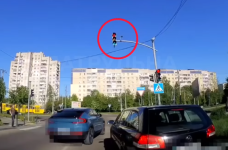 У Львові оштрафували водійку, яка їхала на червоний сигнал і показувала середній палець