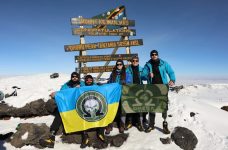 Фото дня. П’ятеро військових після важких поранень підкорили Кіліманджаро