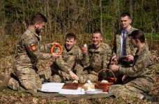 Як військові святкують Великдень на фронті