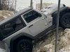 У Львові Jeep «дибки» запаркувався на горі снігу