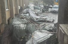 Зірвані дахи та повалені дерева: Львовом пронісся буревій. Оновлюється