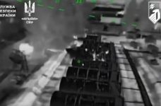 СБУ показала кадри ударів по паливних резервуарах росіян у порту Маріуполя
