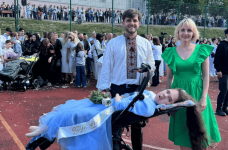 У Львові школярка на кріслі колісному станцювала випускний вальс з однокласником