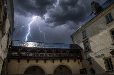 Гроза над Олеським замком. Фото дня