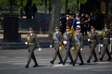 Українські військові пройшли маршем на параді у Парижі. Фото
